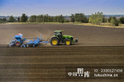 匈牙利农业机械耕地场景